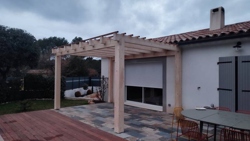 Plage de piscine en Cumaru associée à une pergola en pin à Nans Les Pins